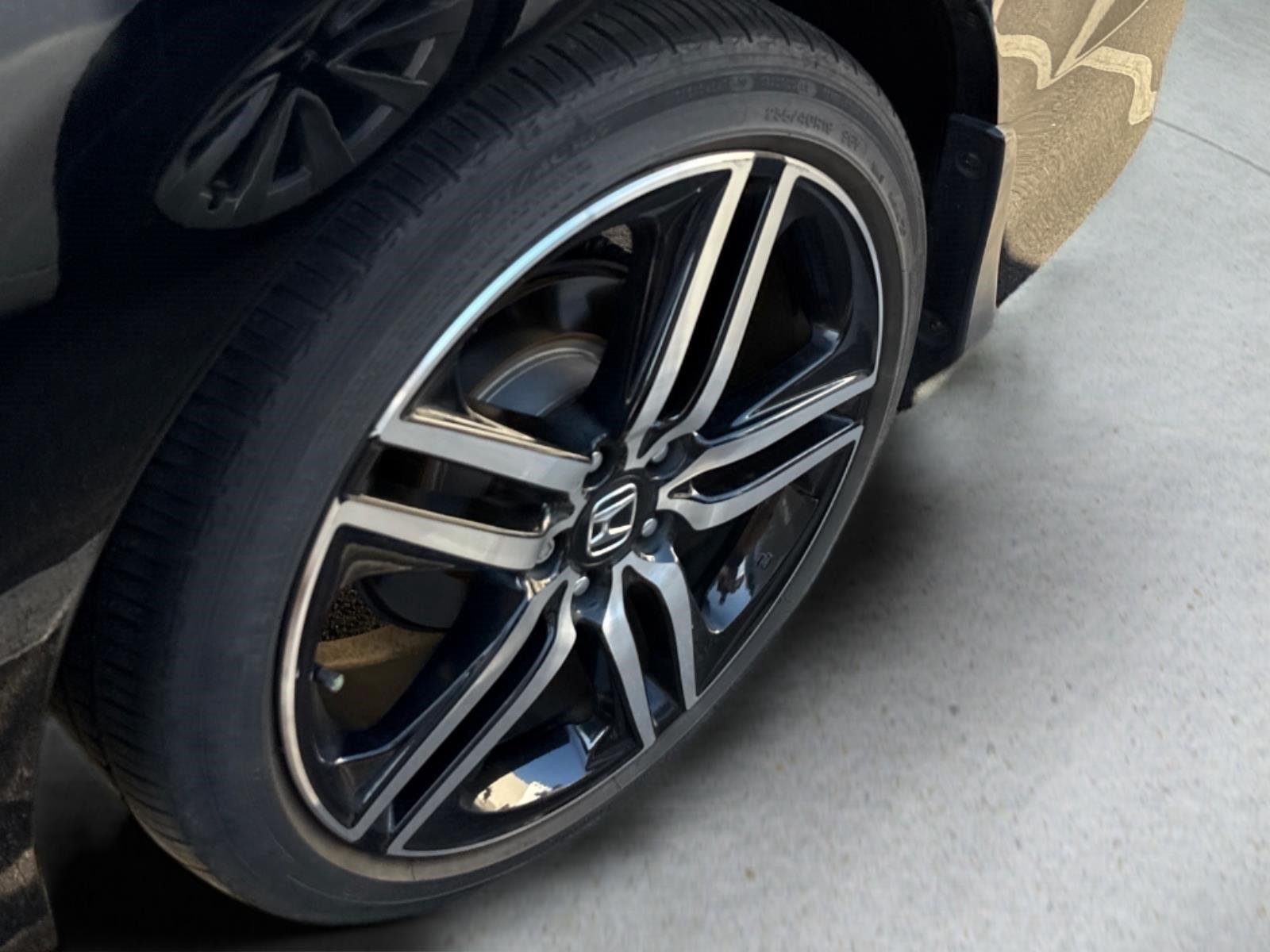 Used 2017 Crystal Black Pearl Honda Touring image 6