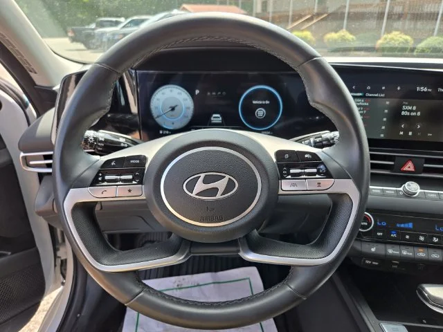 Used 2025 White Hyundai SEL Convenience image 29