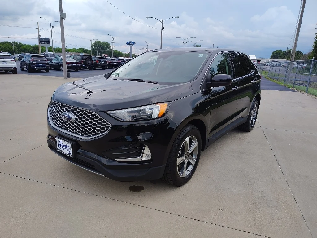 Used 2024 Agate Black Metallic Ford SEL image 3