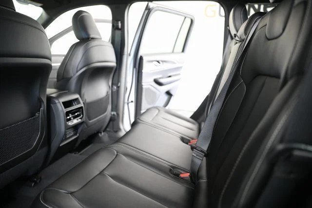 New 2025 Bright White Clear-Coat Exterior Paint Jeep Limited image 19