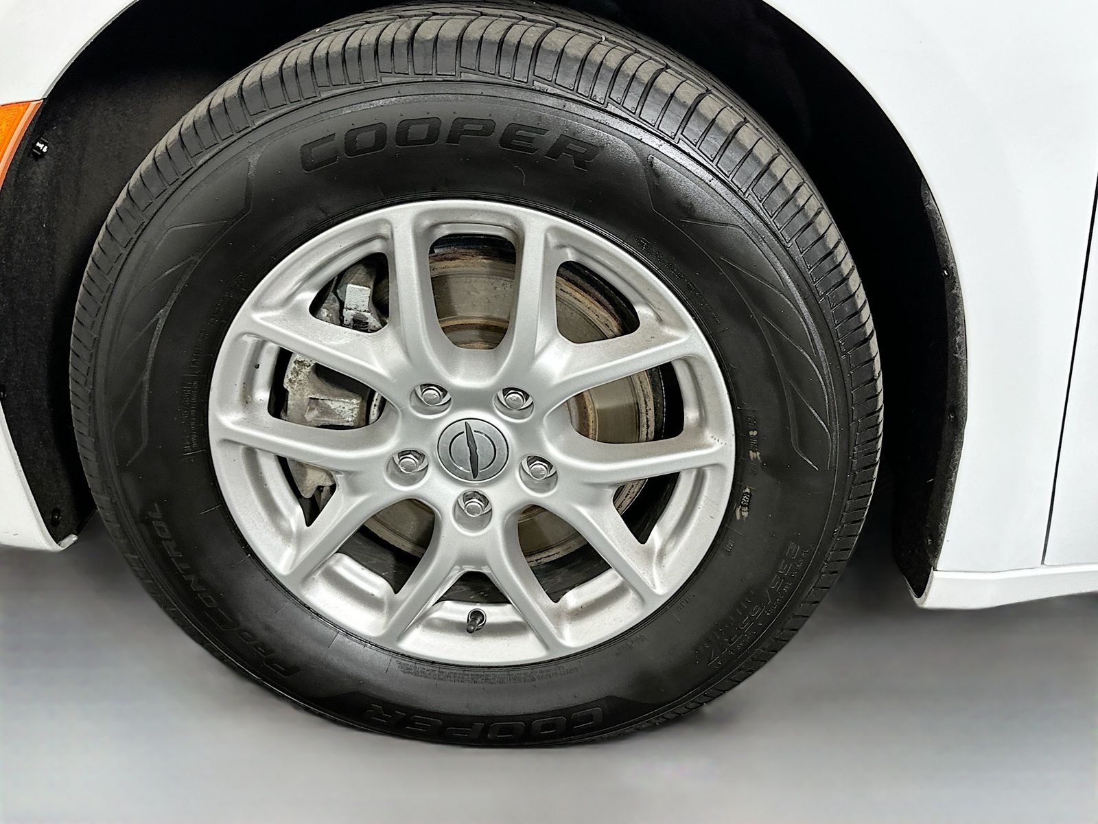 Used 2023 Bright White Clearcoat Chrysler LX image 31