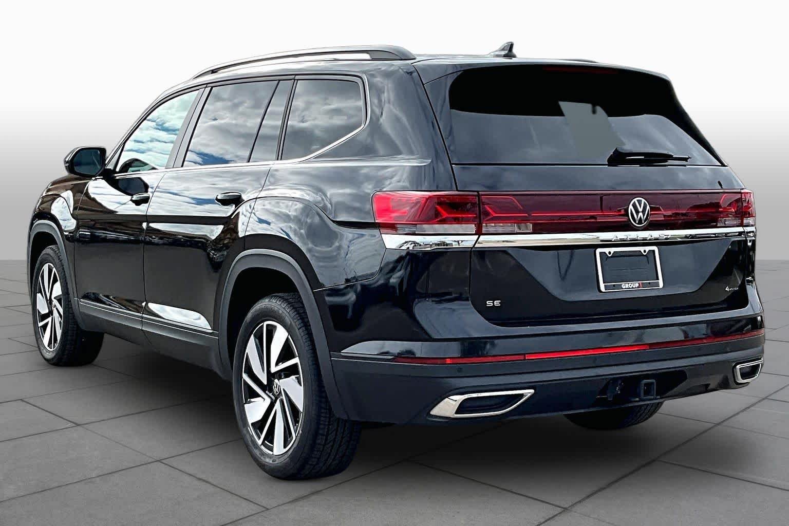 Used 2025  Volkswagen 2.0T SE w/Technology image 11