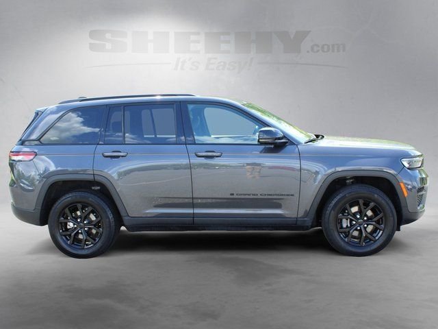 Used 2024 Gray Jeep Altitude image 10