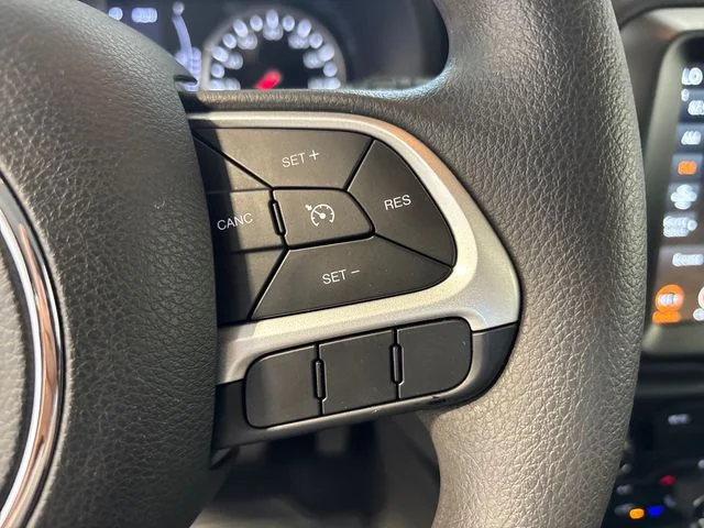 Used 2023 Alpine White Jeep Latitude image 9