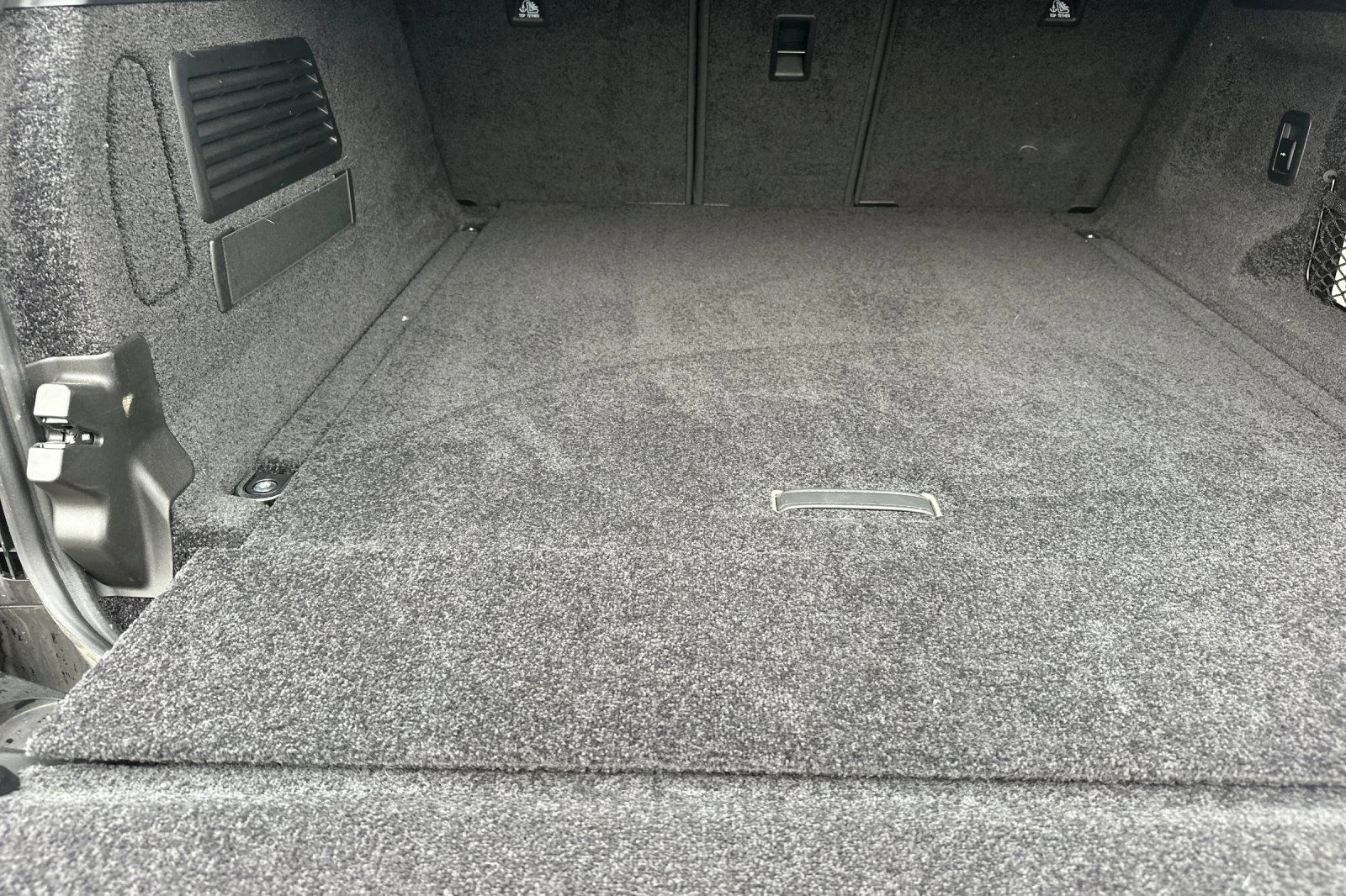 Used 2023 Blue Land Rover SE image 18