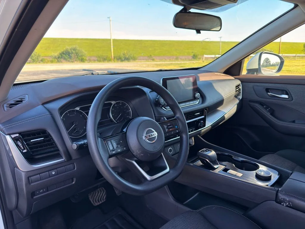 Used 2021 White Nissan SV image 21