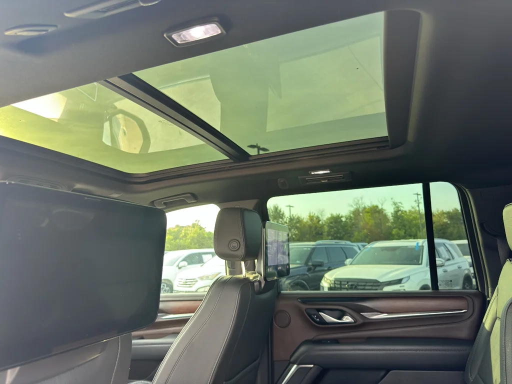 Used 2021 White Frost Tricoat GMC Denali image 20