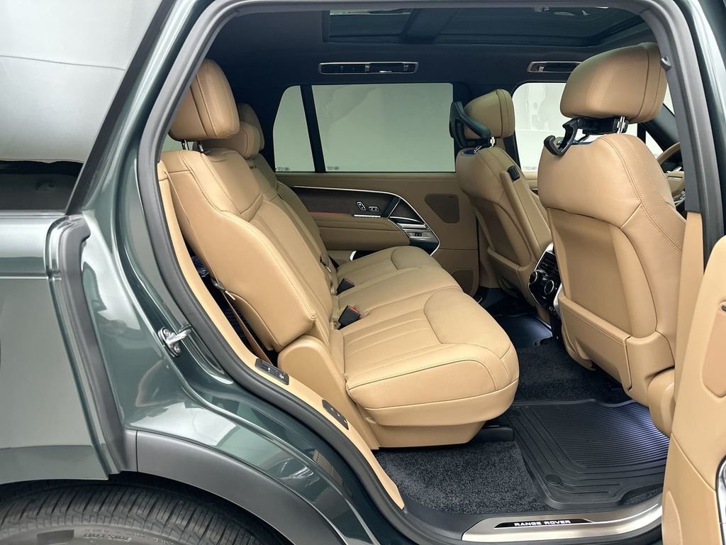 New 2026 Belgravia Green Metallic Land Rover SE image 15