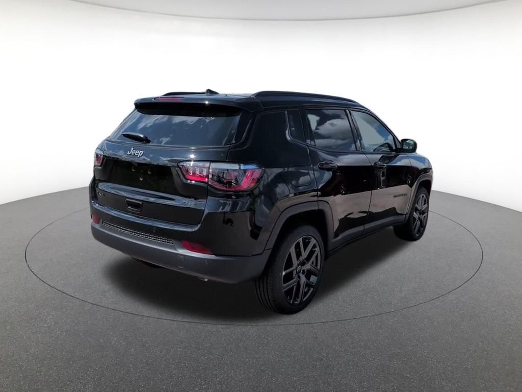 New 2026 Diamond Black Crystal Pearl-Coat Exterior Paint Jeep Limited image 6