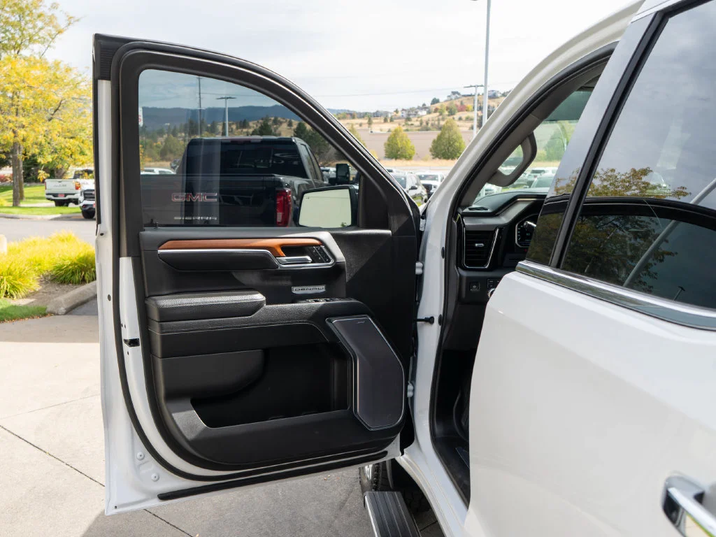 Used 2023 White GMC Denali image 19