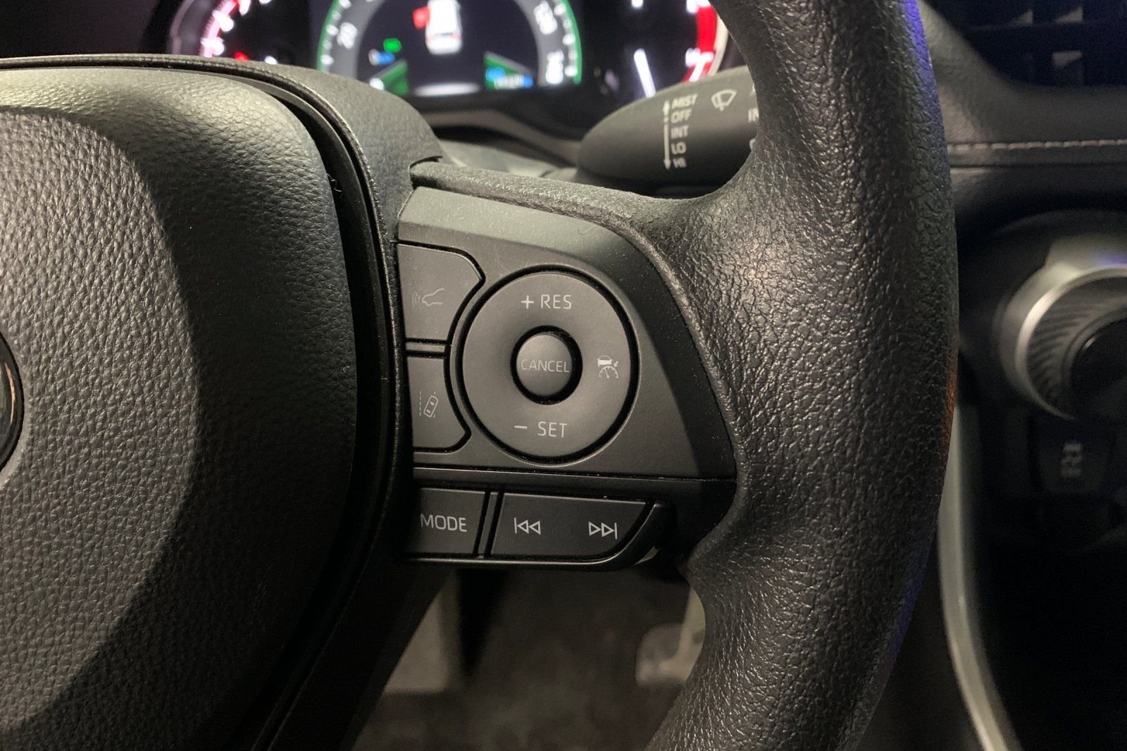 Used 2025 White Toyota LE image 29