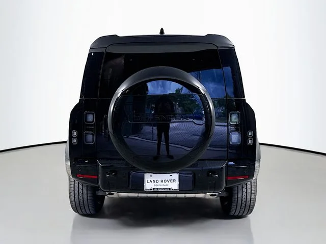 New 2026 Santorini Black Metallic Land Rover X-Dynamic SE image 6