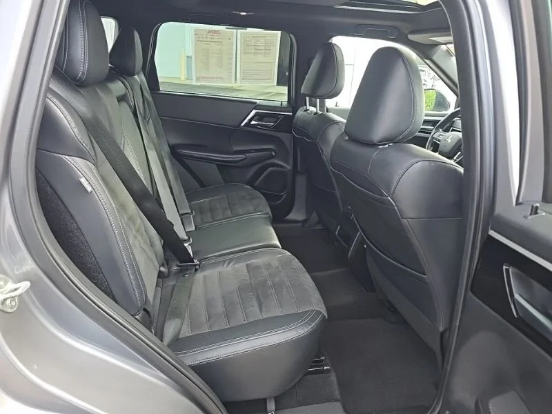 Used 2022  Mitsubishi SE image 30