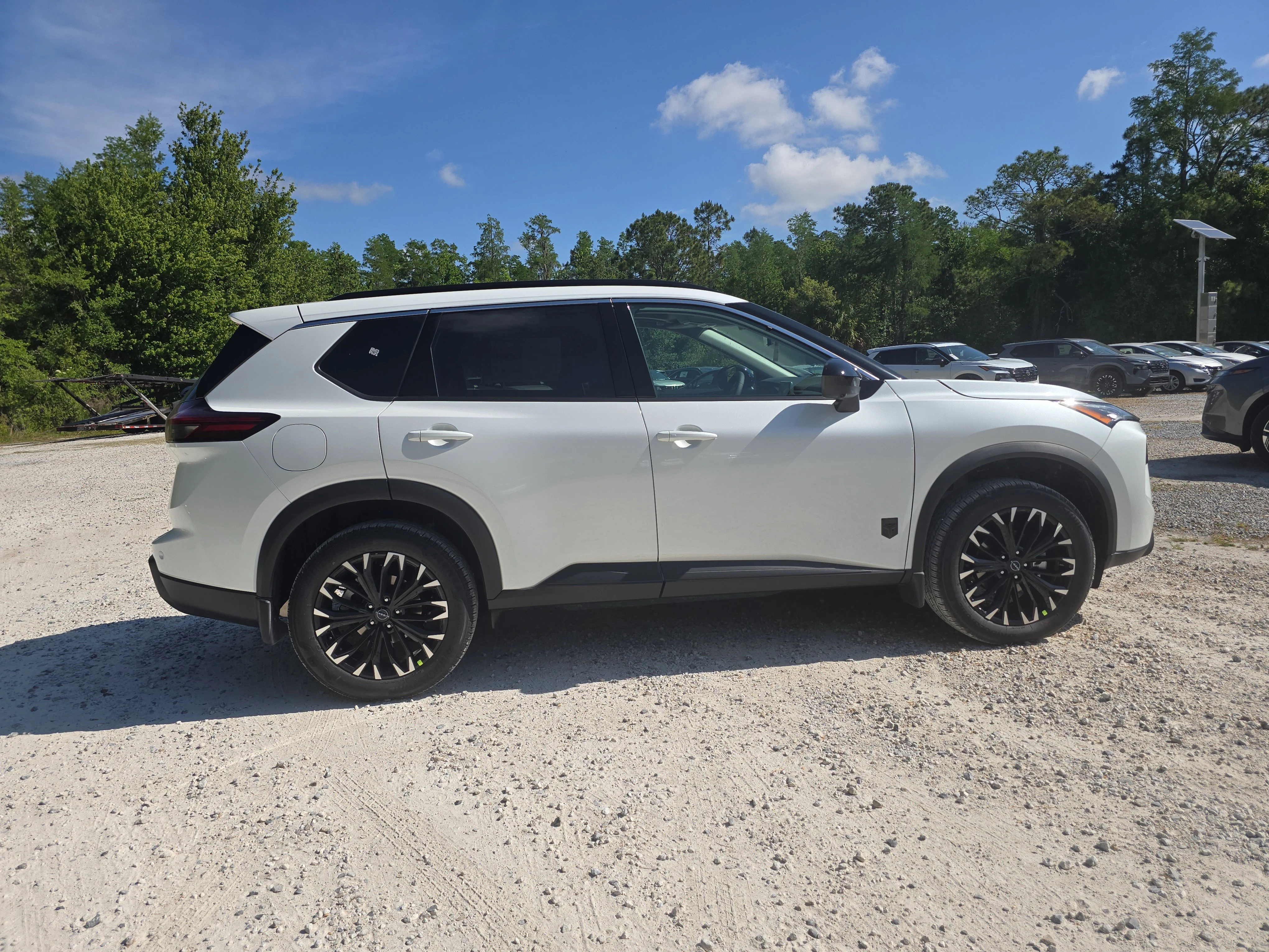 New 2026 Everest White Pearl TriCoat Nissan Dark Armor™ image 9