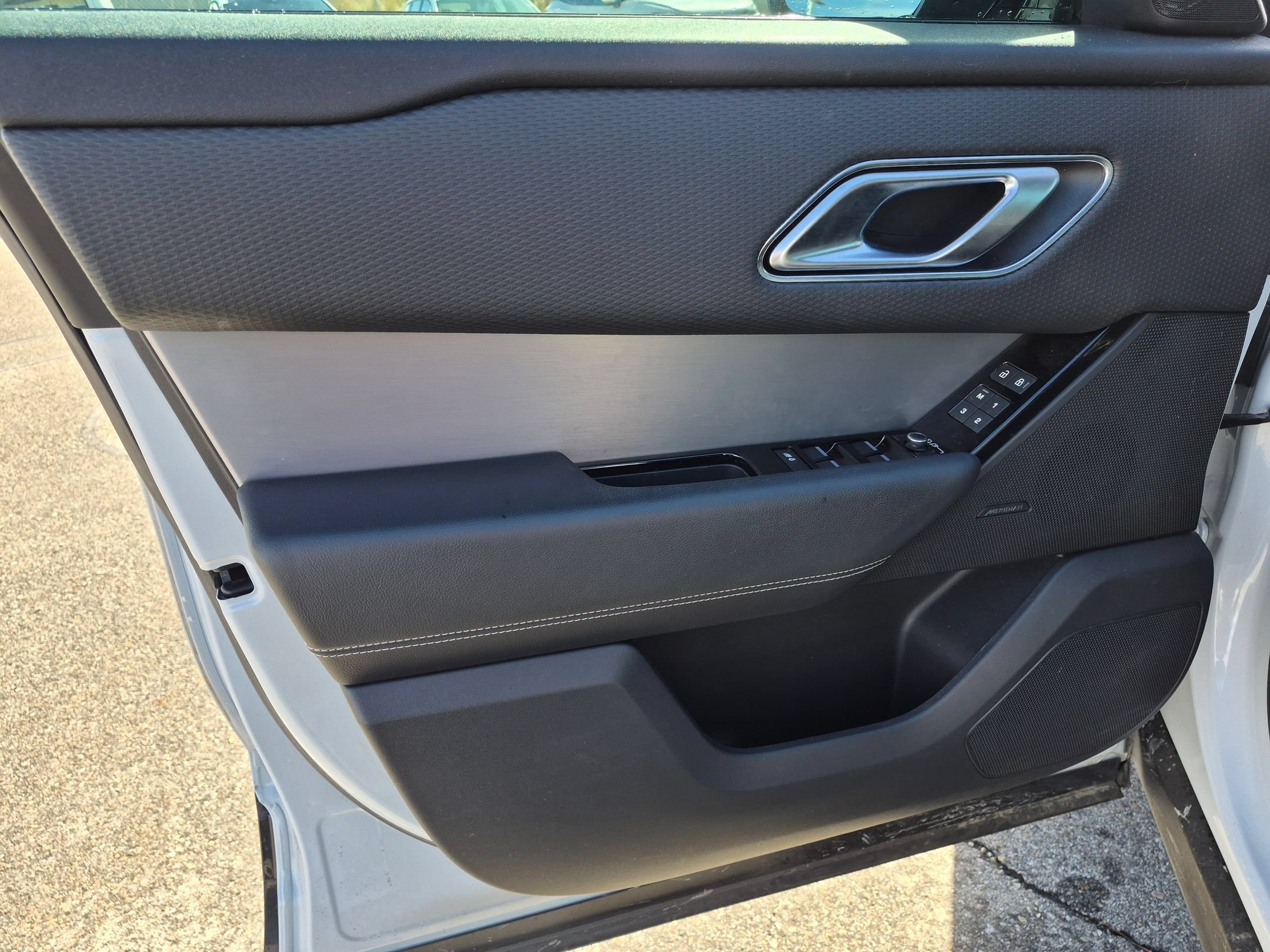 Used 2021 White Land Rover R-Dynamic S image 12