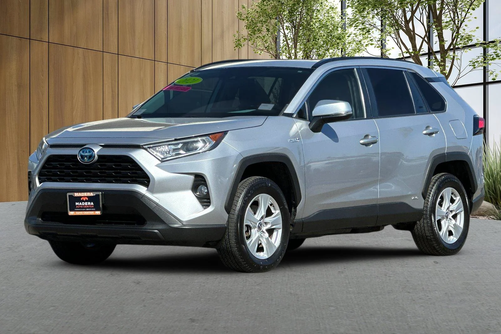 Used 2021 Silver Toyota XLE image 8