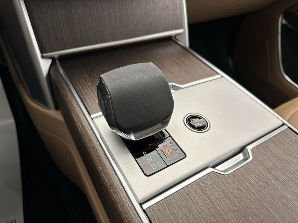 Used 2024  Land Rover SE image 17