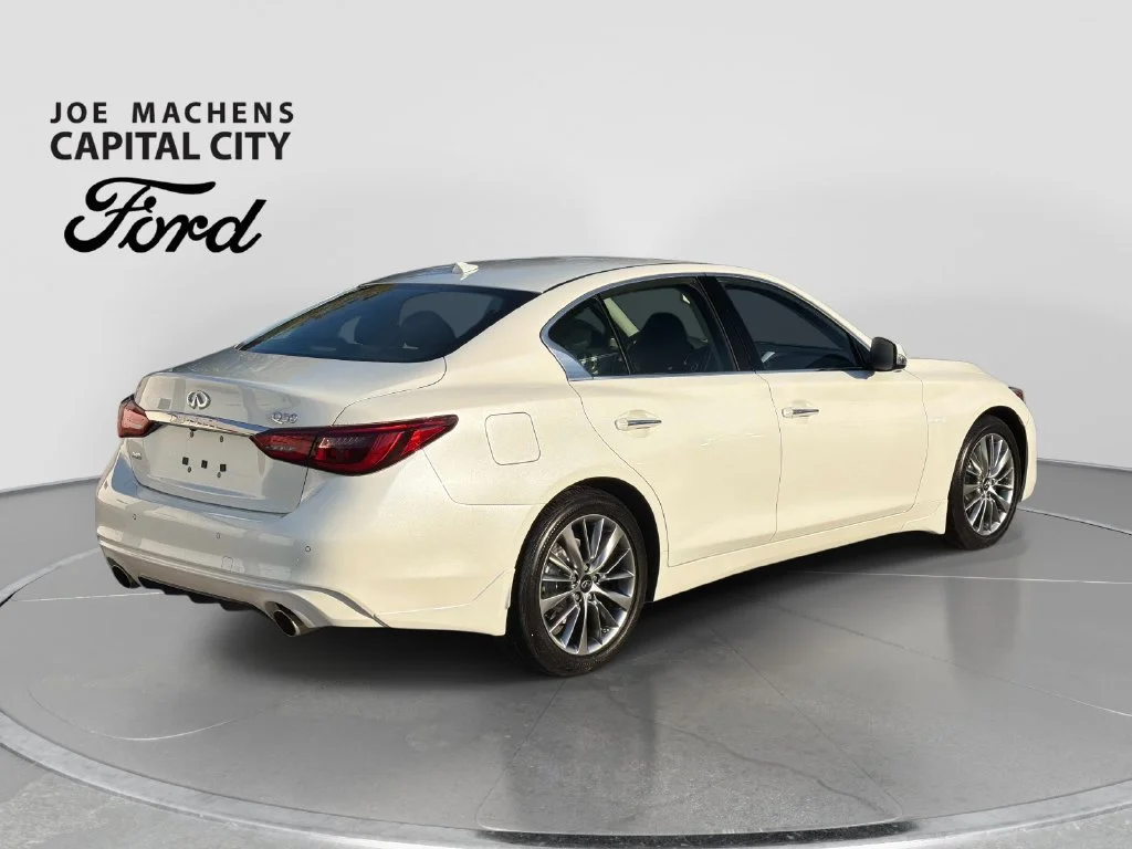 Used 2023 White INFINITI LUXE image 5
