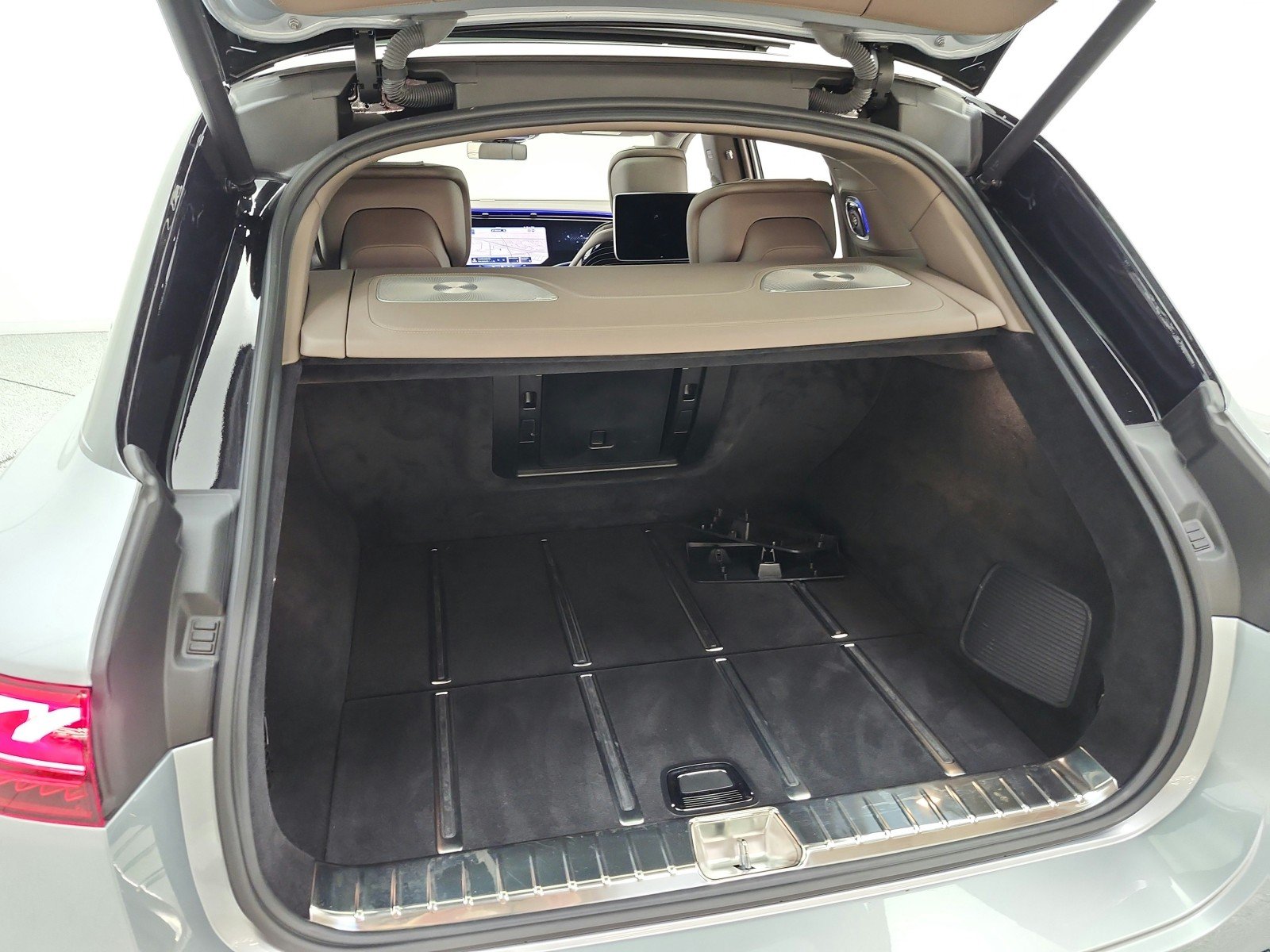 Certified Used 2024 Obsidian Black/Cirrus Silver Mercedes-Benz Maybach EQS 680 4MATIC® SUV image 21