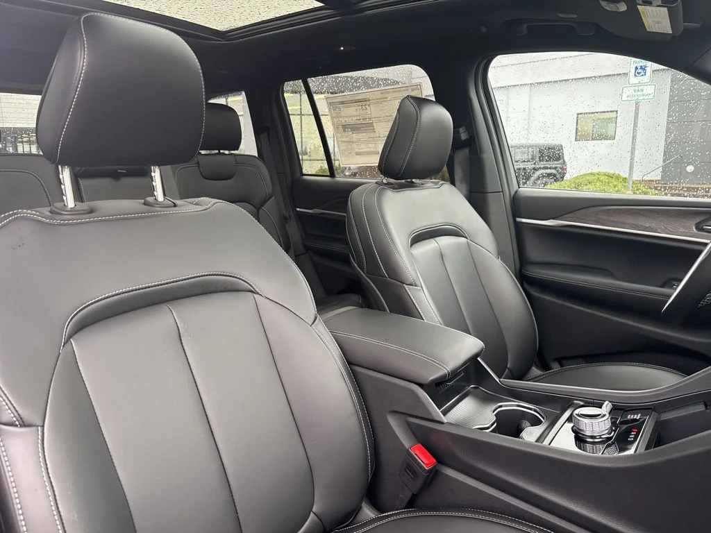 Used 2026 Diamond Black Crystal Pearlcoat Jeep Limited image 29