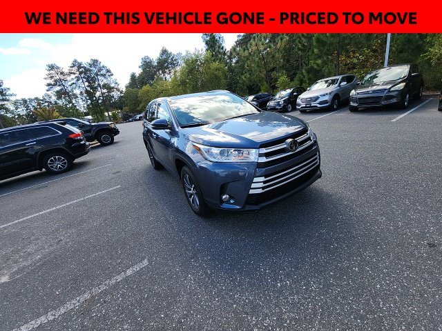 Used 2017 Blue Toyota XLE image 3