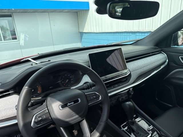 Used 2024  Jeep Latitude image 6