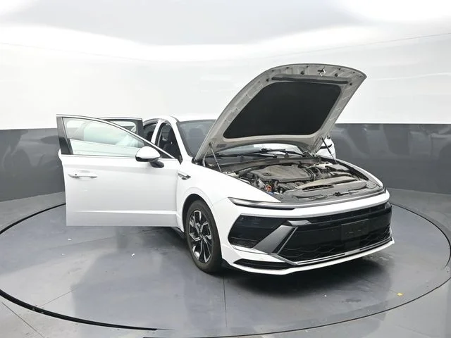 Used 2025 White Hyundai SEL image 39