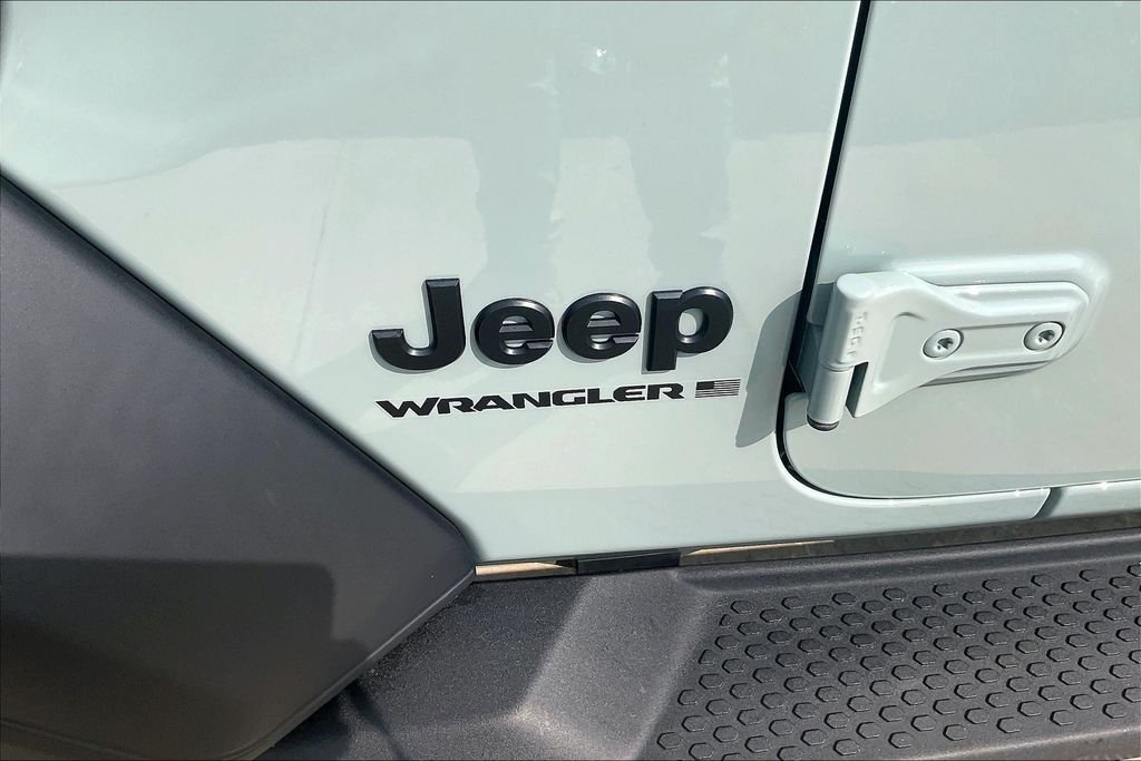 Used 2024  Jeep Sport S image 12