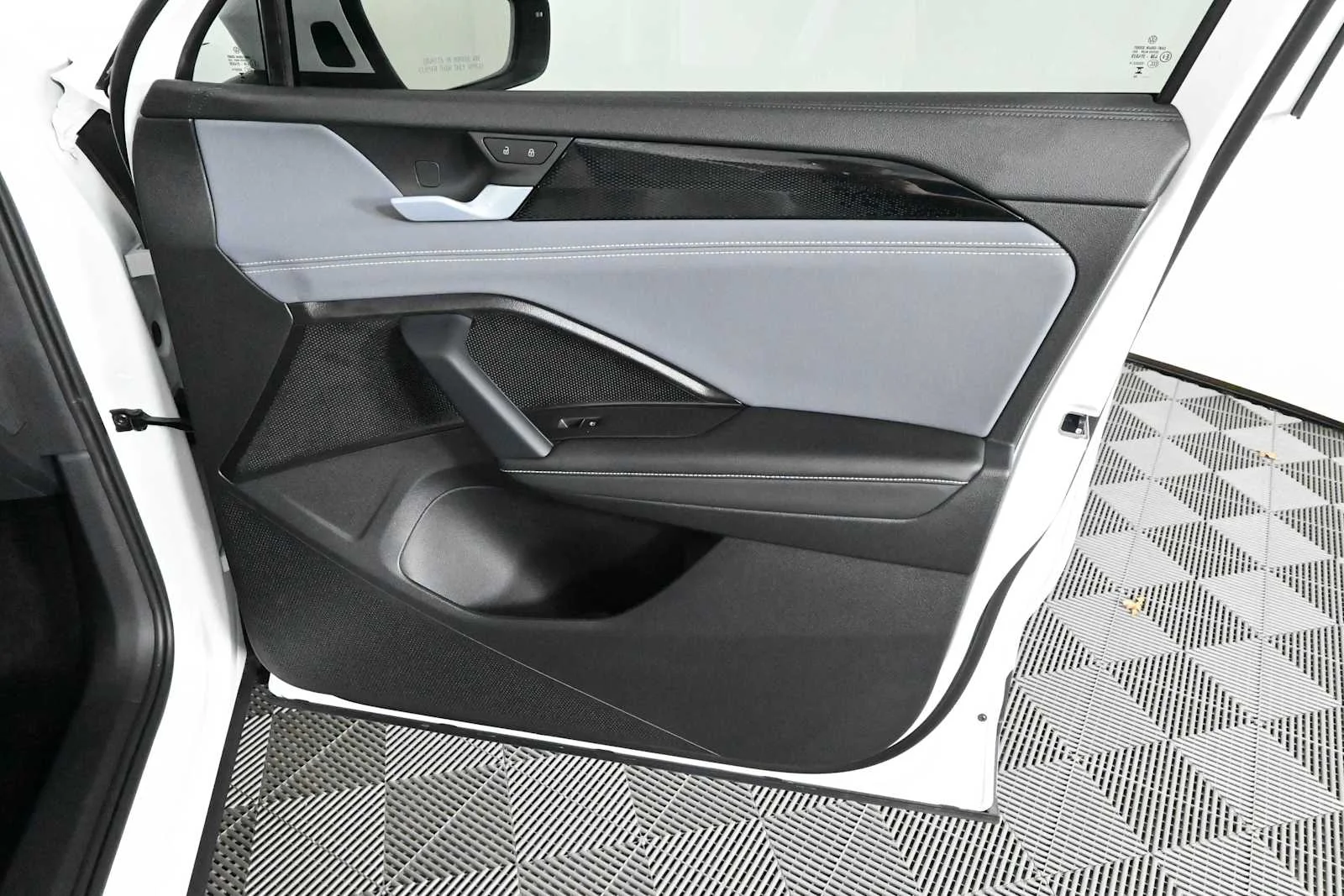 New 2026 Pure White Volkswagen SE image 12