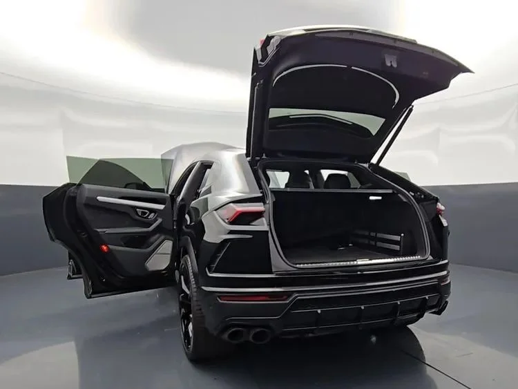 Used 2022  Lamborghini Sport Utility 4D image 24
