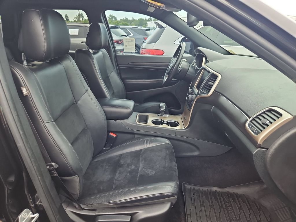 Used 2015 Brilliant Black Crystal Pearlcoat Jeep Altitude image 27