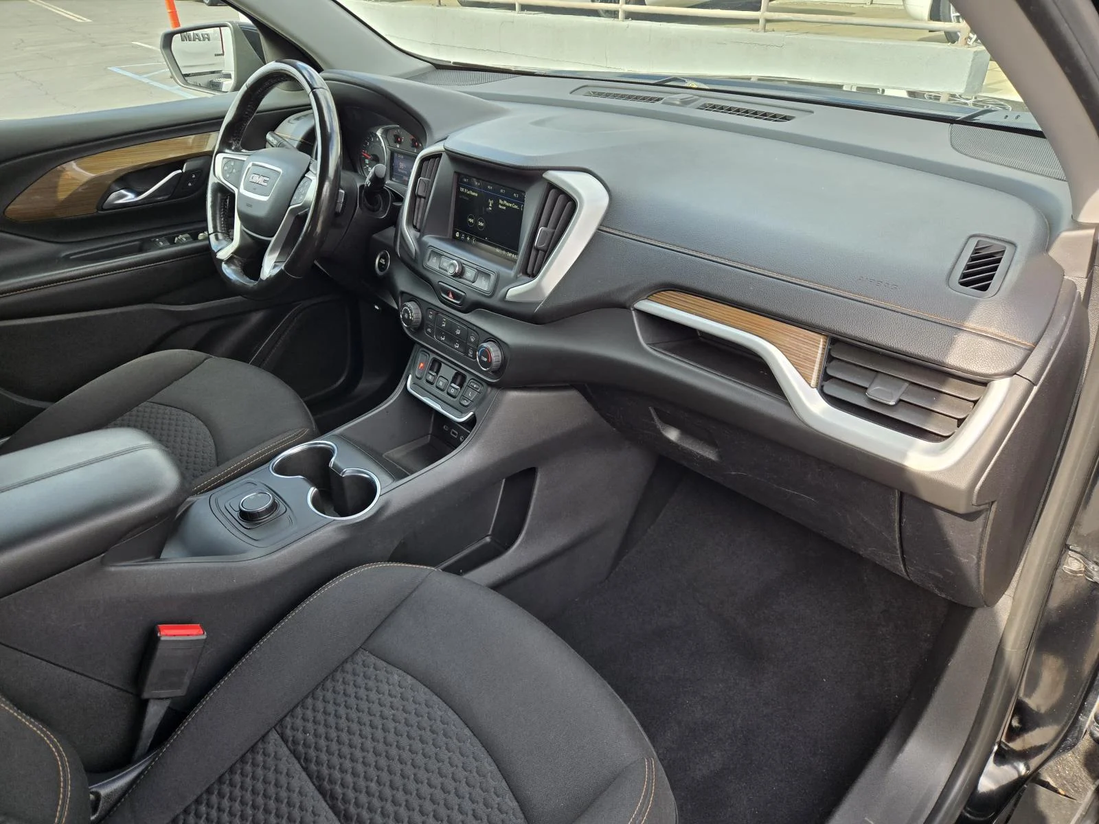 Used 2019 Ebony Twilight Metallic GMC FWD 4dr SLE image 32