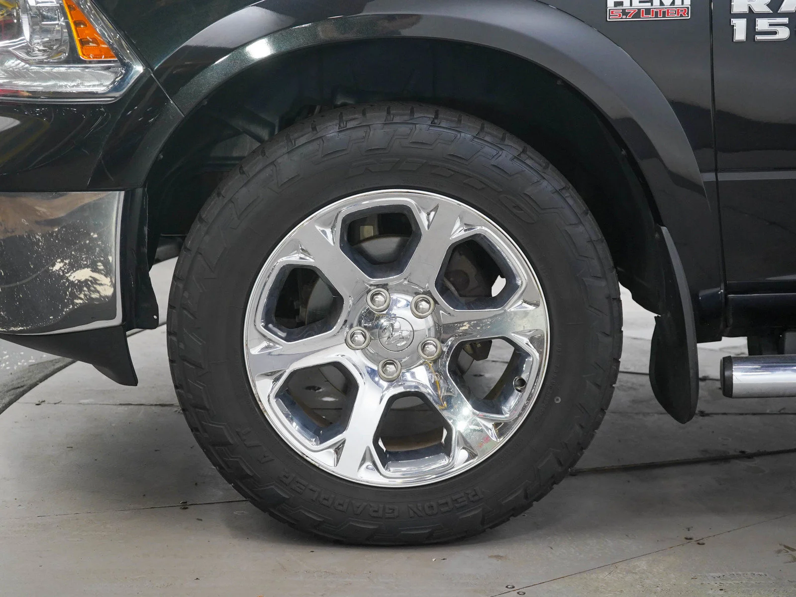 Used 2017 Brilliant Black Crystal Pearlcoat Ram Laramie image 27