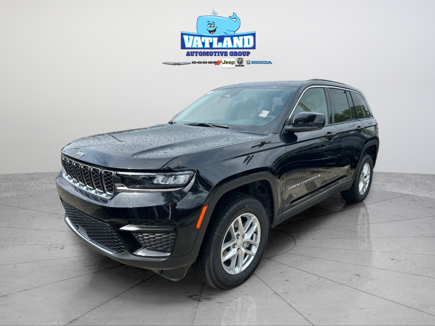 New 2026 Diamond Black Crystal Pearl-Coat Exterior Paint Jeep Laredo X image 1
