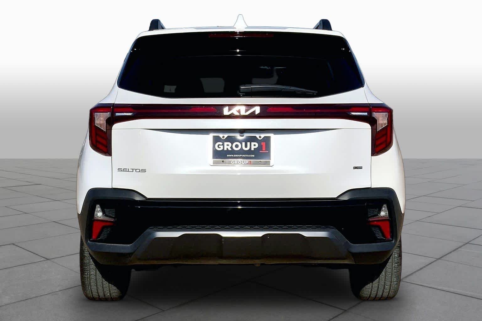 Used 2024 Snow White Pearl Kia X-Line image 5