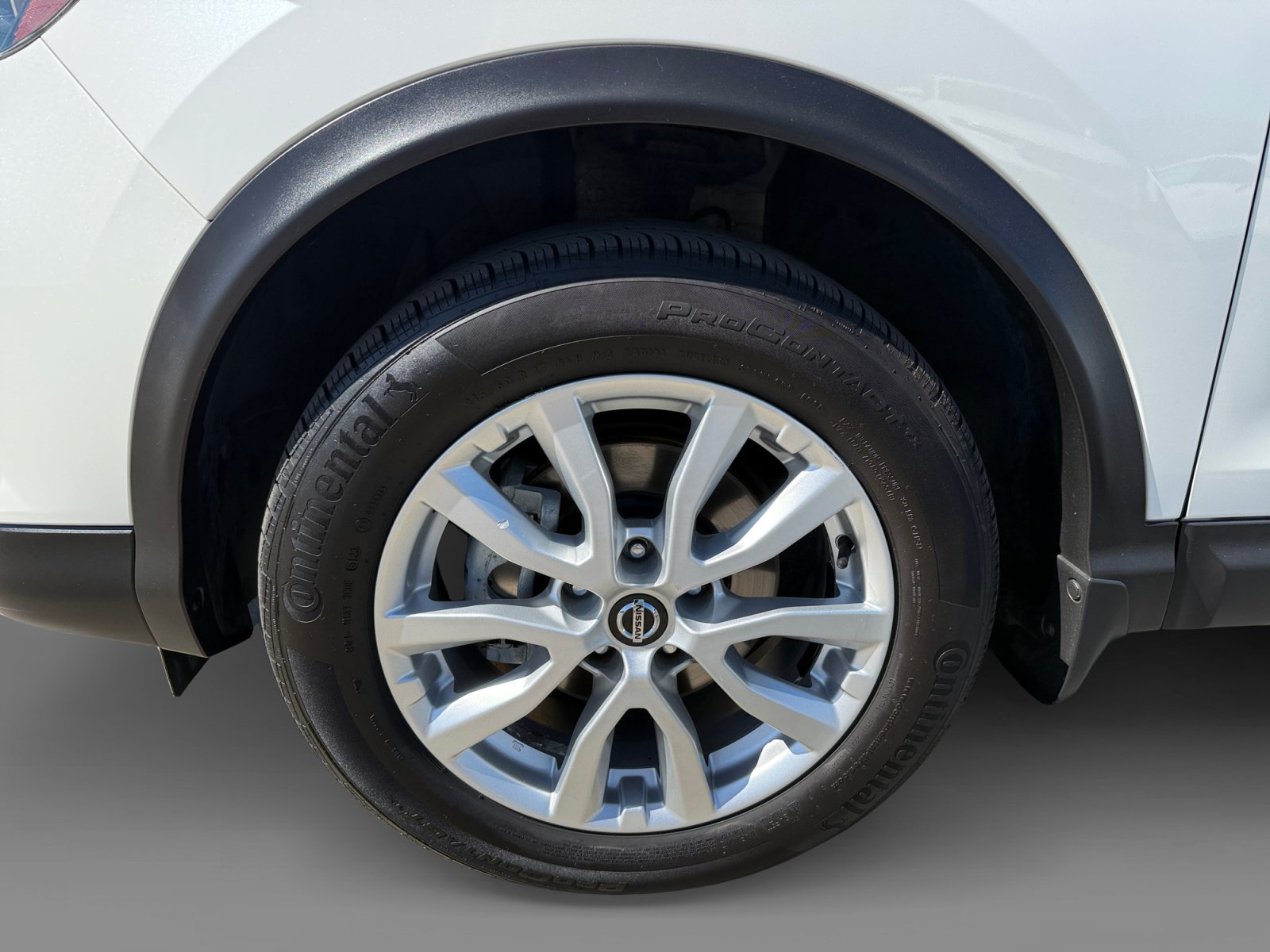 Used 2021 Pearl White Tricoat NISSAN SV image 9