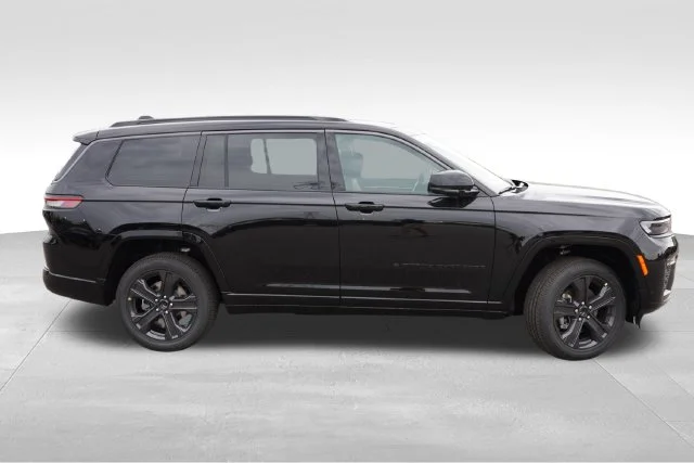 New 2027 High-Gloss Black Paint Jeep Limited Reserve image 2