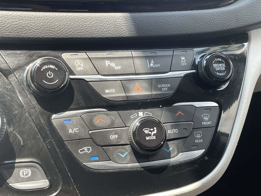 Used 2023 Black Chrysler Touring L image 39