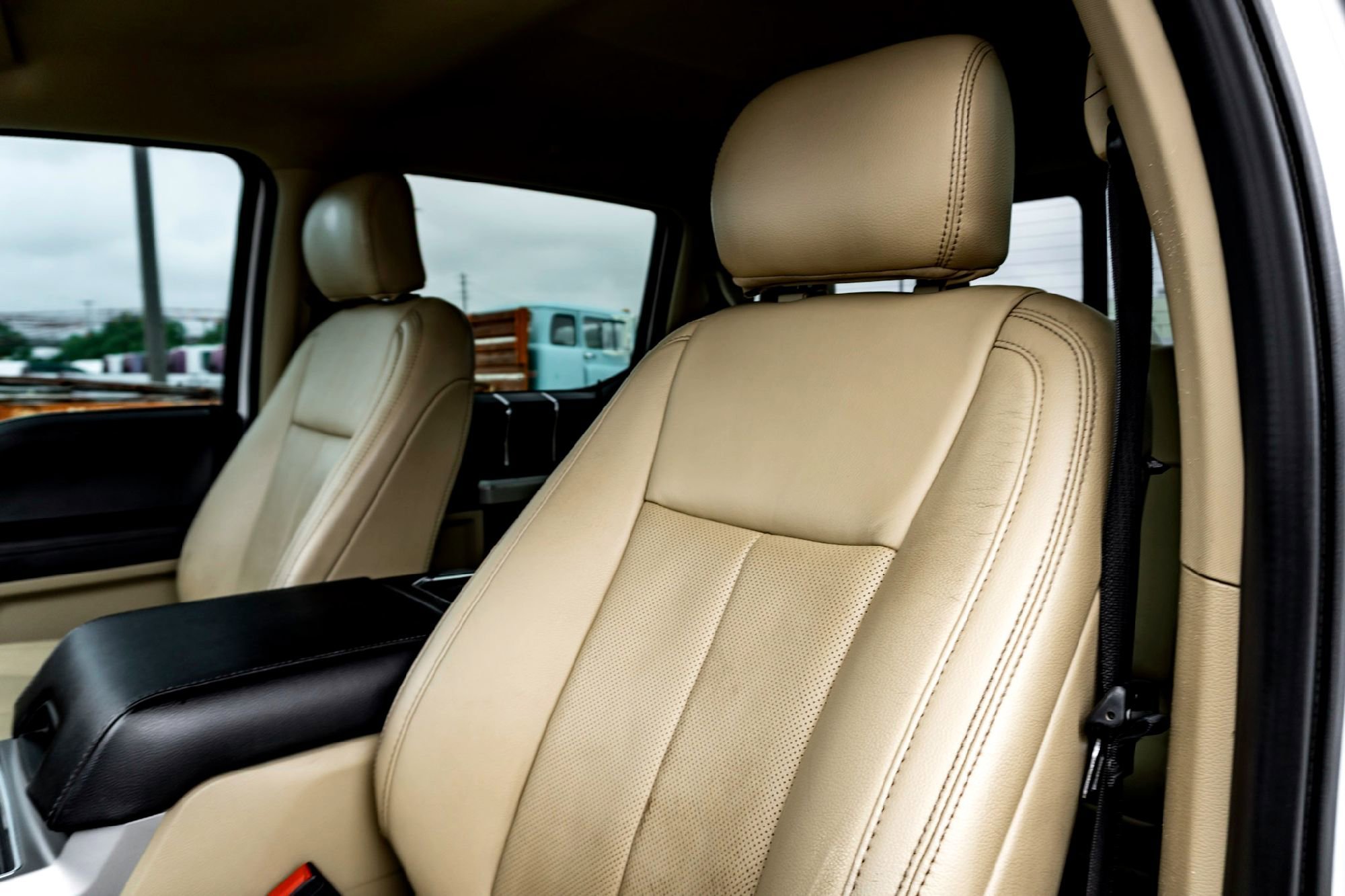 Used 2020 Oxford White Ford LARIAT image 12