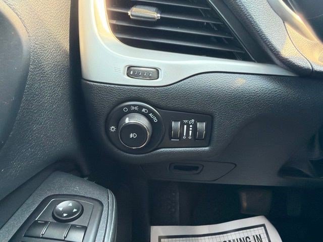 Used 2016 Bright White Clearcoat Jeep Trailhawk image 27
