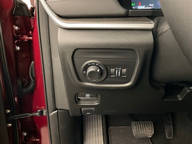 New 2026 Velvet Red Pearl-Coat Exterior Paint Jeep Laredo Altitude image 14