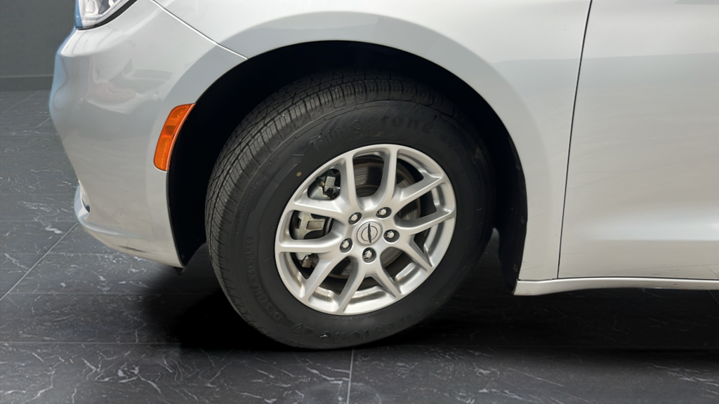 Used 2024 Silver Mist Clearcoat Chrysler Touring L image 35