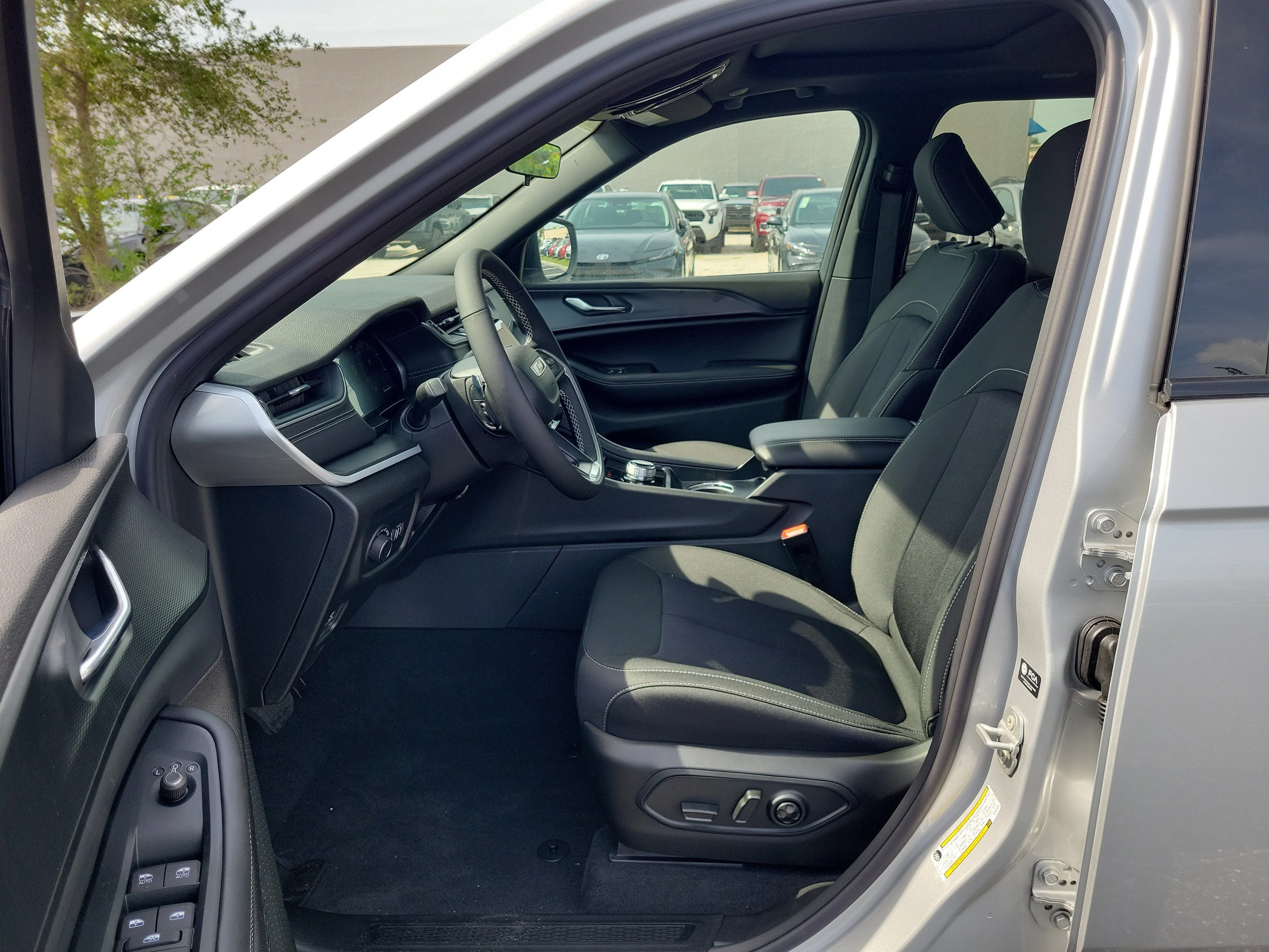 New 2026 Silver Zynith Jeep Laredo X image 19