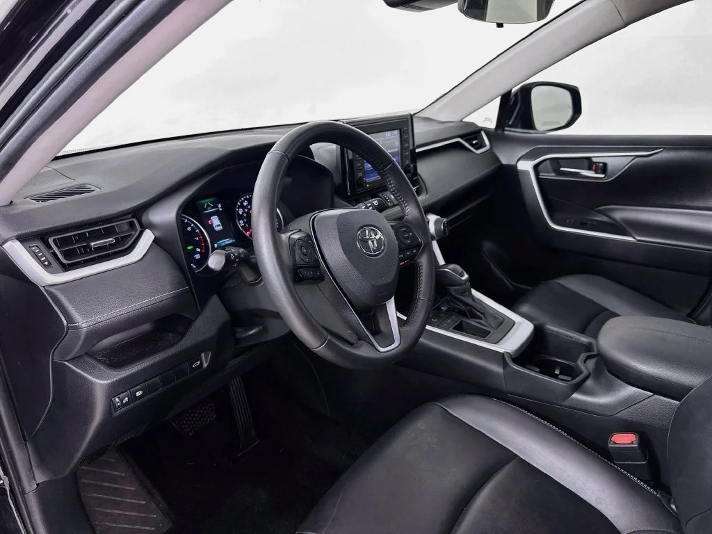 Used 2022 Midnight Black Metallic Toyota XLE Premium image 9