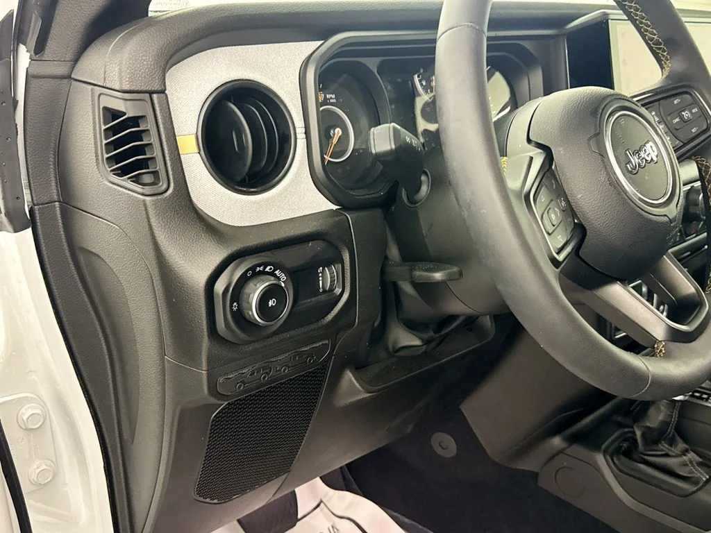 Used 2025 White Jeep Sport S image 10