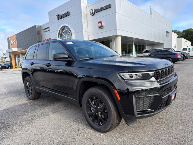 New 2026 Diamond Black Crystal Pearl-Coat Exterior Paint Jeep Altitude image 1