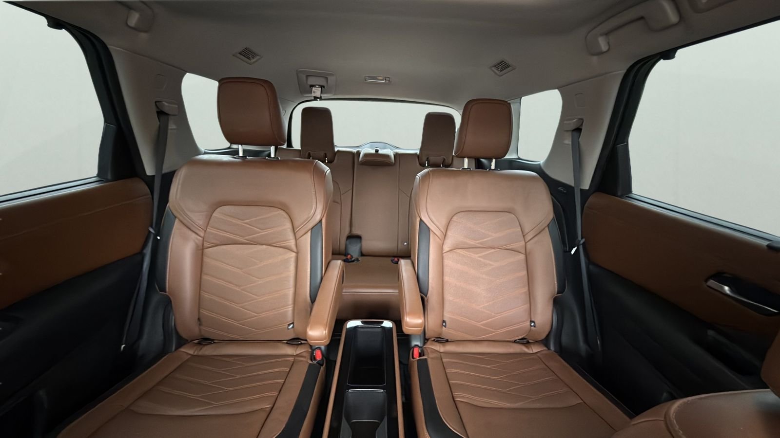 Used 2022 Black Nissan Platinum image 25