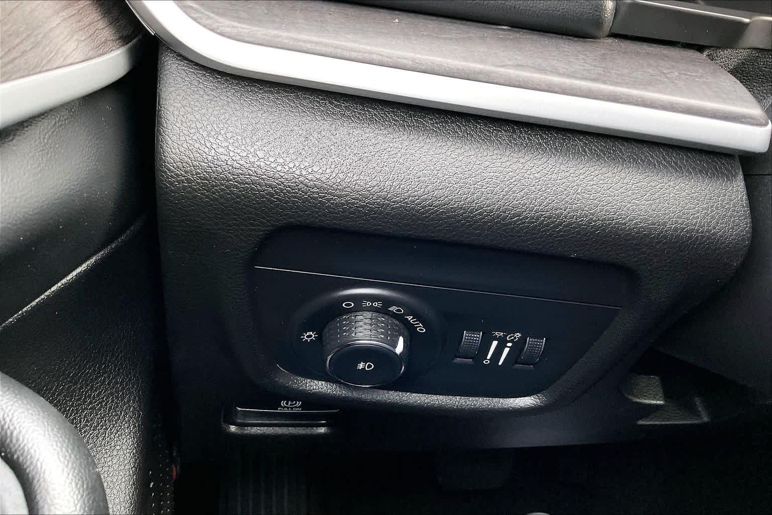 Used 2022 Diamond Black Crystal Pearlcoat Jeep Limited image 35