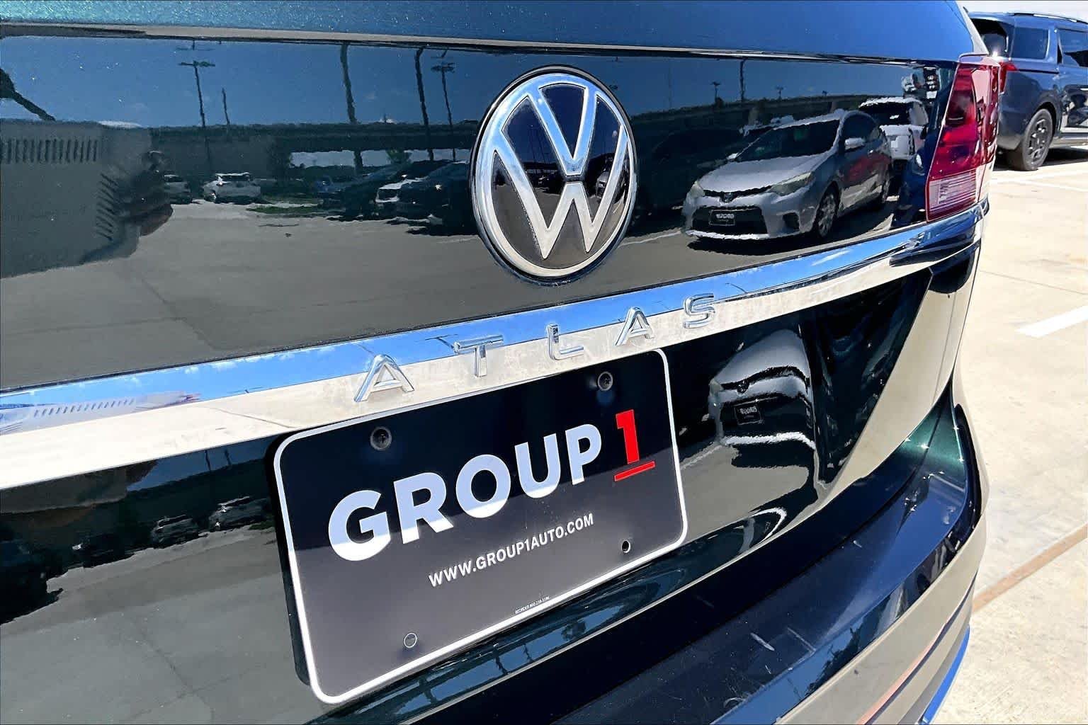 Used 2021 Racing Green Volkswagen 3.6L V6 SEL image 30