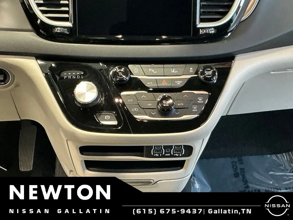 Used 2023 Bright White Clearcoat Chrysler Touring L image 9